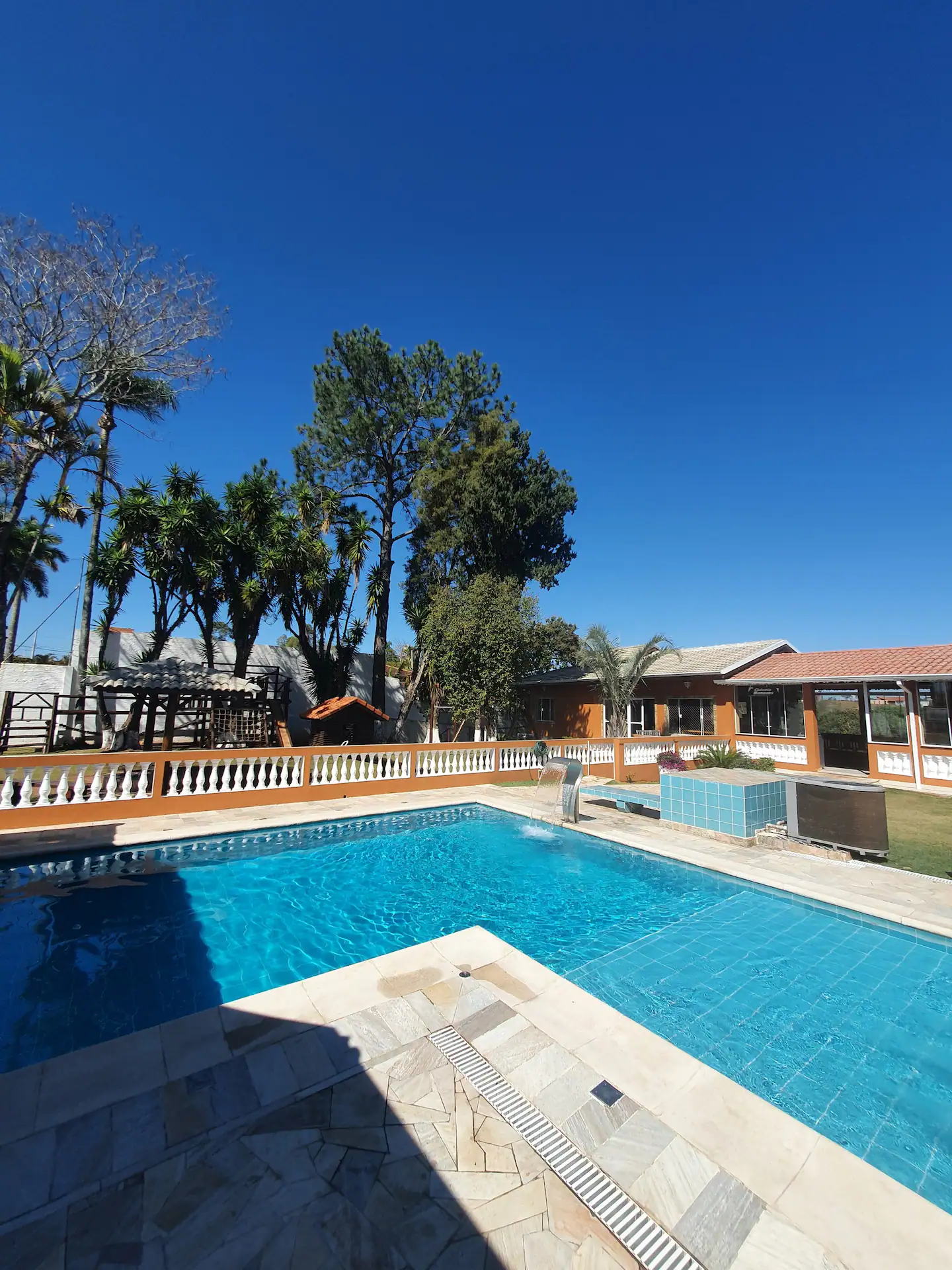 Piscina e árvores da chácara